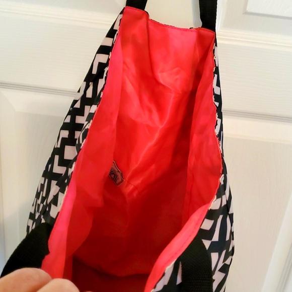 🌻 Black and White Geometric Travel Tote Bag - Picture 4 of 6